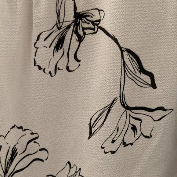 like NEW FUN2FUN Split Neck Floral Blouse - Picture 5 of 7